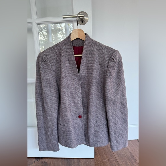 Stunning colors and beautiful cut blazer, easy to style %100 wool - Picture 1 of 8